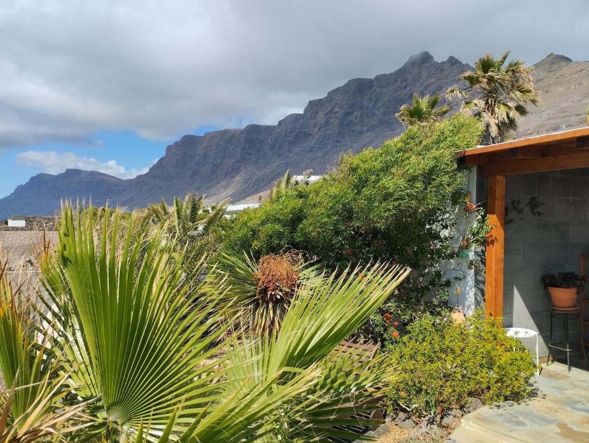 Beautiful Small Bungalow, Amazing Views And Garden Famara Exterior foto